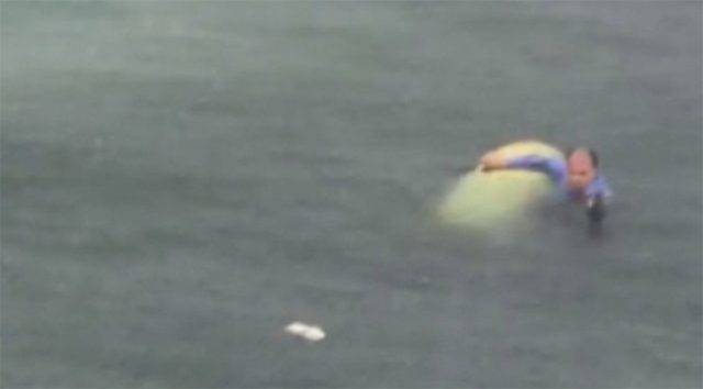 Helikopterin pilotu İsmet Özgür denizde kurtarılmayı beklerken cep telefonu kamerasıyla görüntülendi. Denizde bekleyen pilot çevredekiler tarafından kurtarılarak hastaneye kaldırıldı.